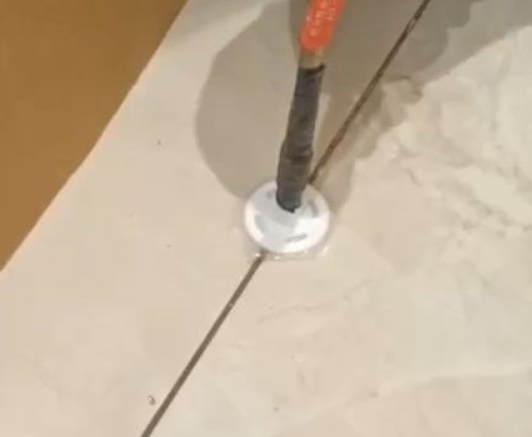 巴塘瓷砖空鼓维修公司专业解答瓷砖在铺贴过程中，如果没有涂抹均匀到位的粘结材料（如水泥砂浆或瓷砖胶），可能会导致以下问题